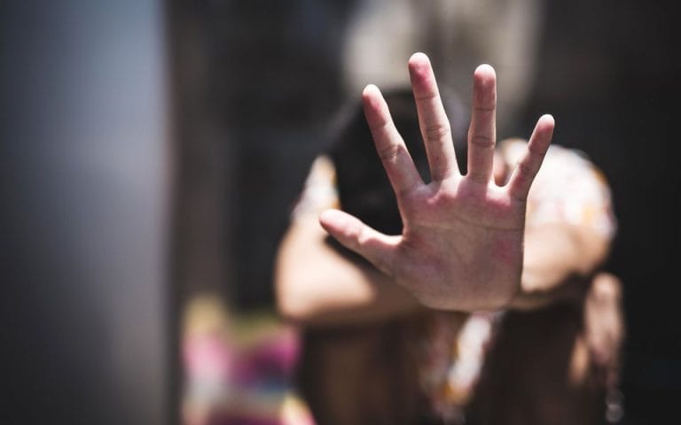 naistenpäivä-käsi-väkivalta-metoo