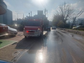 όχημα ΠΥ καθαρίζει το οδόστρωμα μετα το τροχαίο