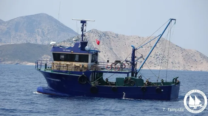 Παράνομη αλιεία από τέσσερις τουρκικές μηχανότρατες σε Σάμο, Φούρνους και Πάτμο, καταγγέλλει το Αρχιπέλαγος