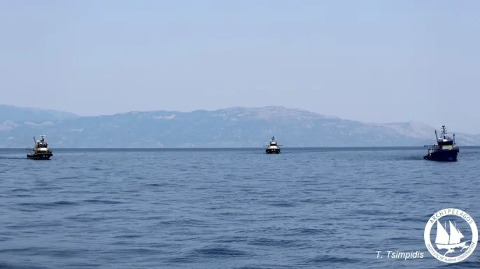 Παράνομη αλιεία από τέσσερις τουρκικές μηχανότρατες σε Σάμο, Φούρνους και Πάτμο, καταγγέλλει το Αρχιπέλαγος