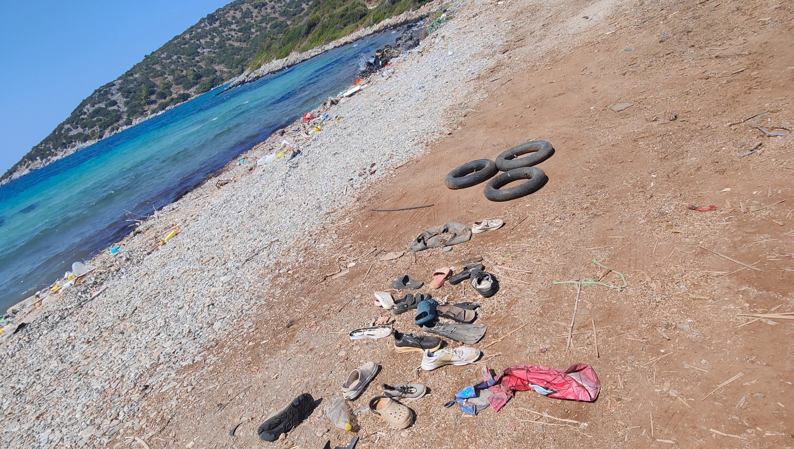 Σάμος: Ζευγάρι ξεκινά έρανο για να καθαρίσει την παραμελημένη παραλία Ασπροχόρτι