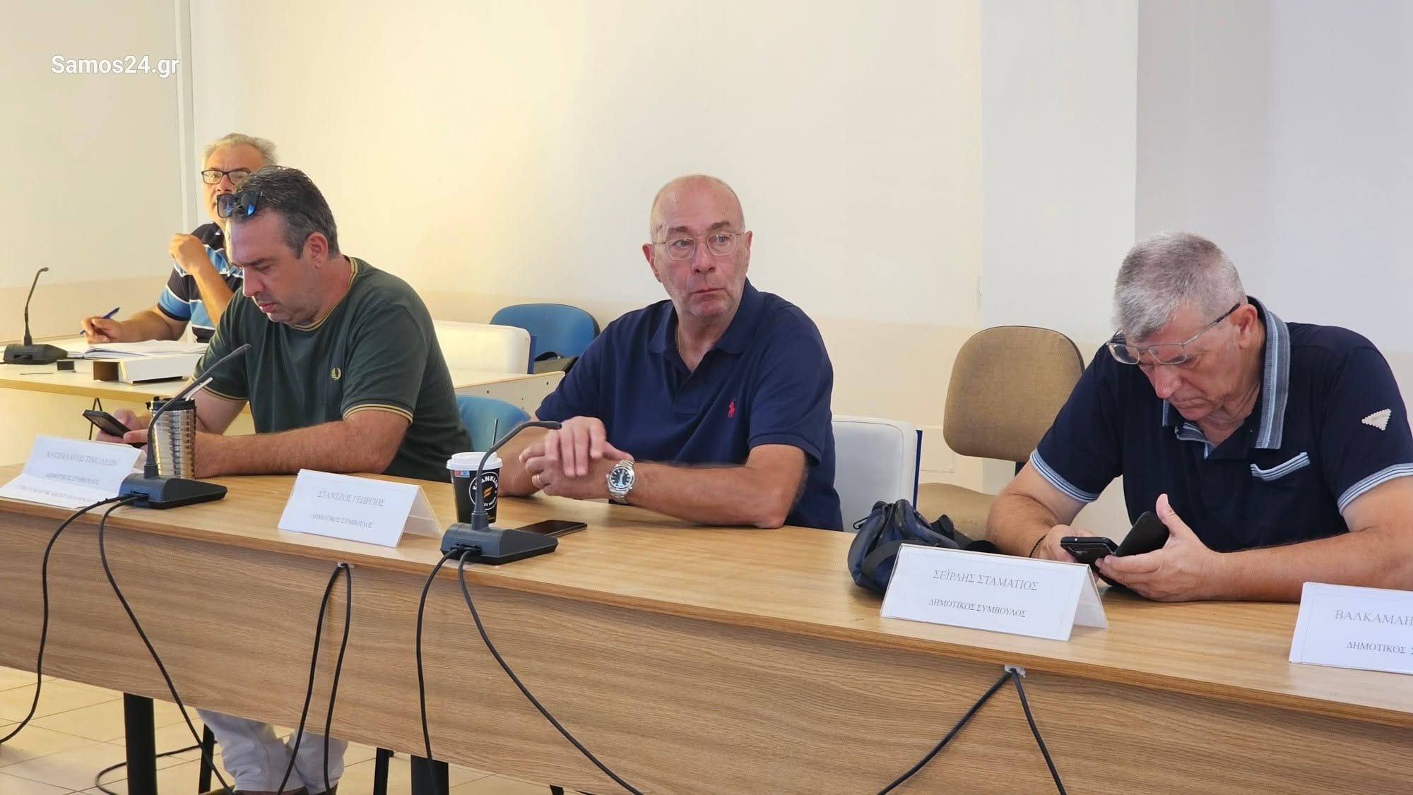 Σάμος: Εμμένει στο ψήφισμα Ιουνίου για τις μεταφορές μεταναστών – Συνάντηση με τον Υπουργό μέσα στην εβδομάδα