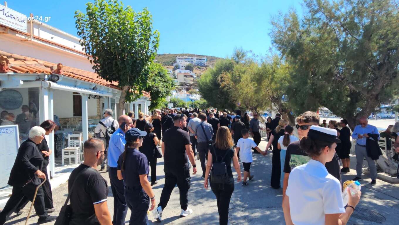 Συγκίνηση στους Φούρνους: Με κόρνες καϊκιών, πλοίων και καπνογόνα αποχαιρέτησαν τον δήμαρχο Δημήτρη Καρύδη