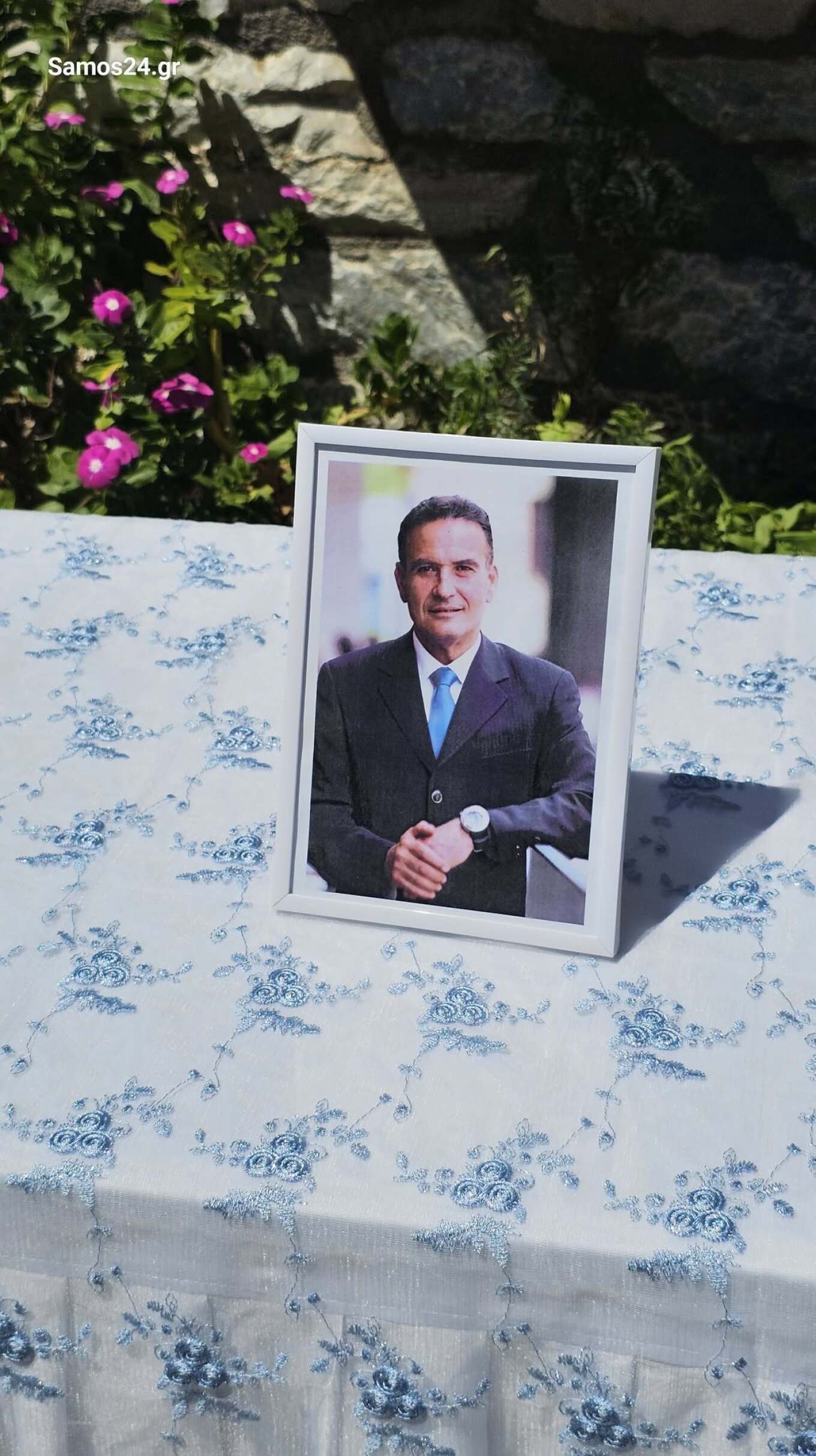 Συγκίνηση στους Φούρνους: Με κόρνες καϊκιών, πλοίων και καπνογόνα αποχαιρέτησαν τον δήμαρχο Δημήτρη Καρύδη