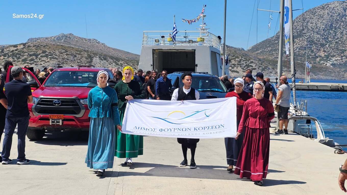 Συγκίνηση στους Φούρνους: Με κόρνες καϊκιών, πλοίων και καπνογόνα αποχαιρέτησαν τον δήμαρχο Δημήτρη Καρύδη
