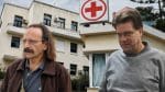Νίκος Κακλαμάνης και Λάζαρος Θεόφιλος έξω από το Νοσοκομείο Σάμου