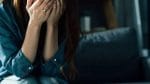Γυναίκα σε κατάσταση απόγνωσης, θέμα ενδοοικογενειακής βίας