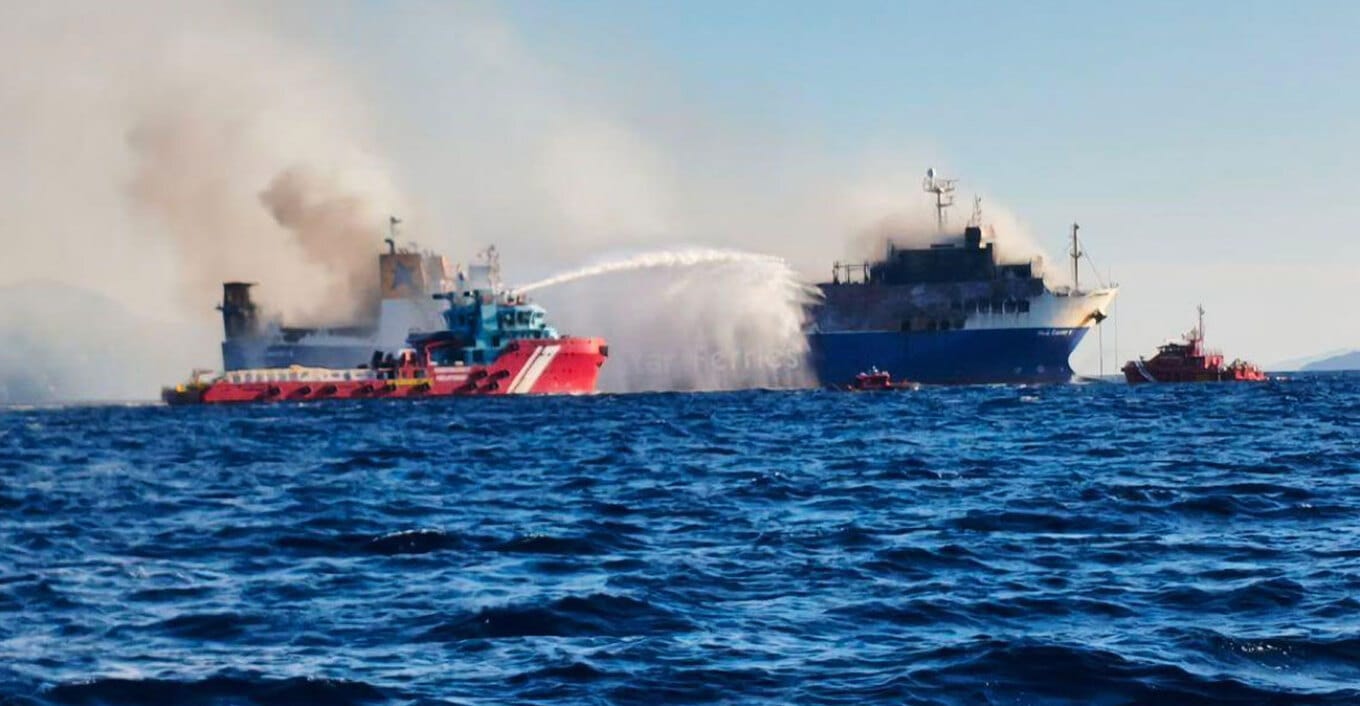 Φωτιά στο Blue Carrier 2 βόρεια της Μυκόνου: Στην Τήνο οι 29 επιβαίνοντες