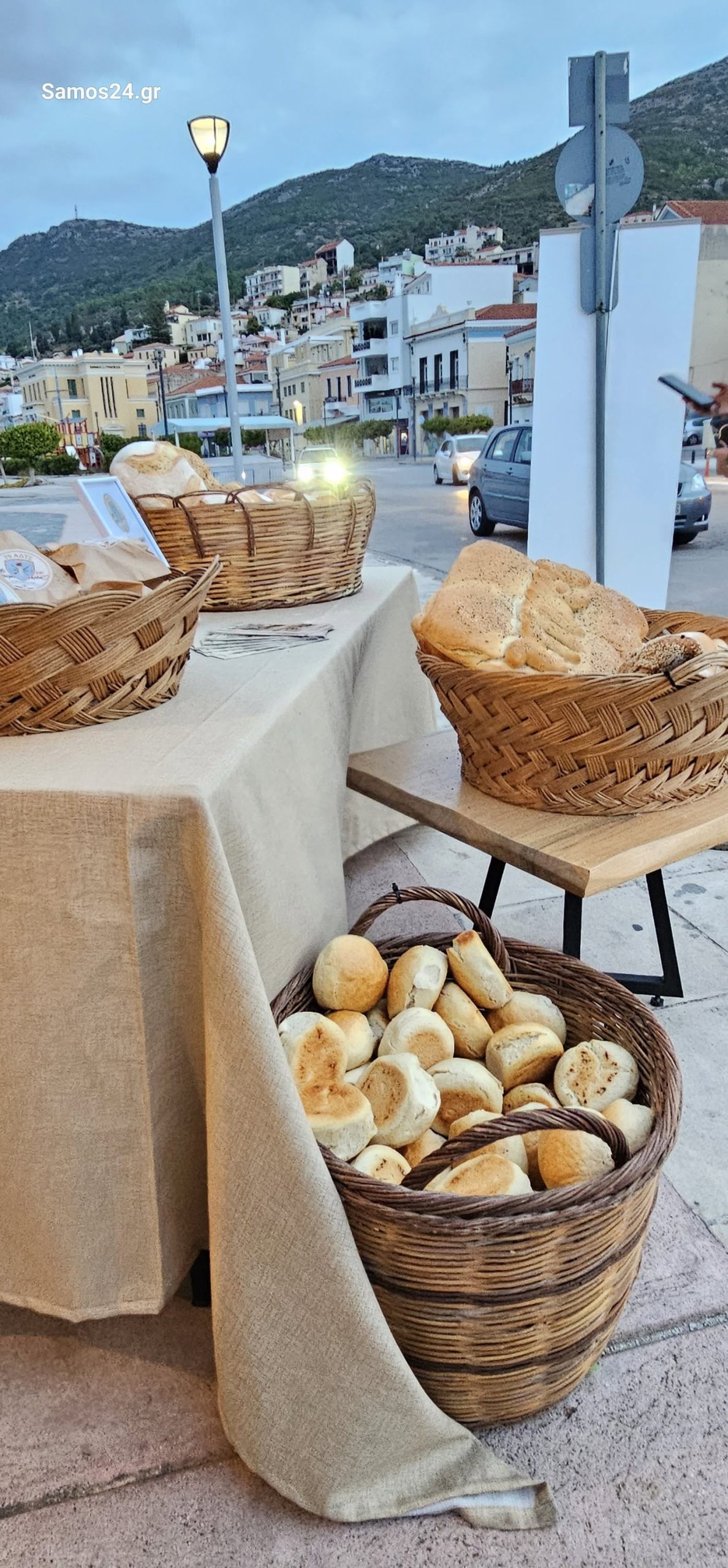 Η 79 ΑΔΤΕ «ΜΥΚΑΛΗ» μοιράζει ψωμί και καφέ στην πλατεία Θεμιστοκλή Σοφούλη για την Παγκόσμια Ημέρα Άρτου