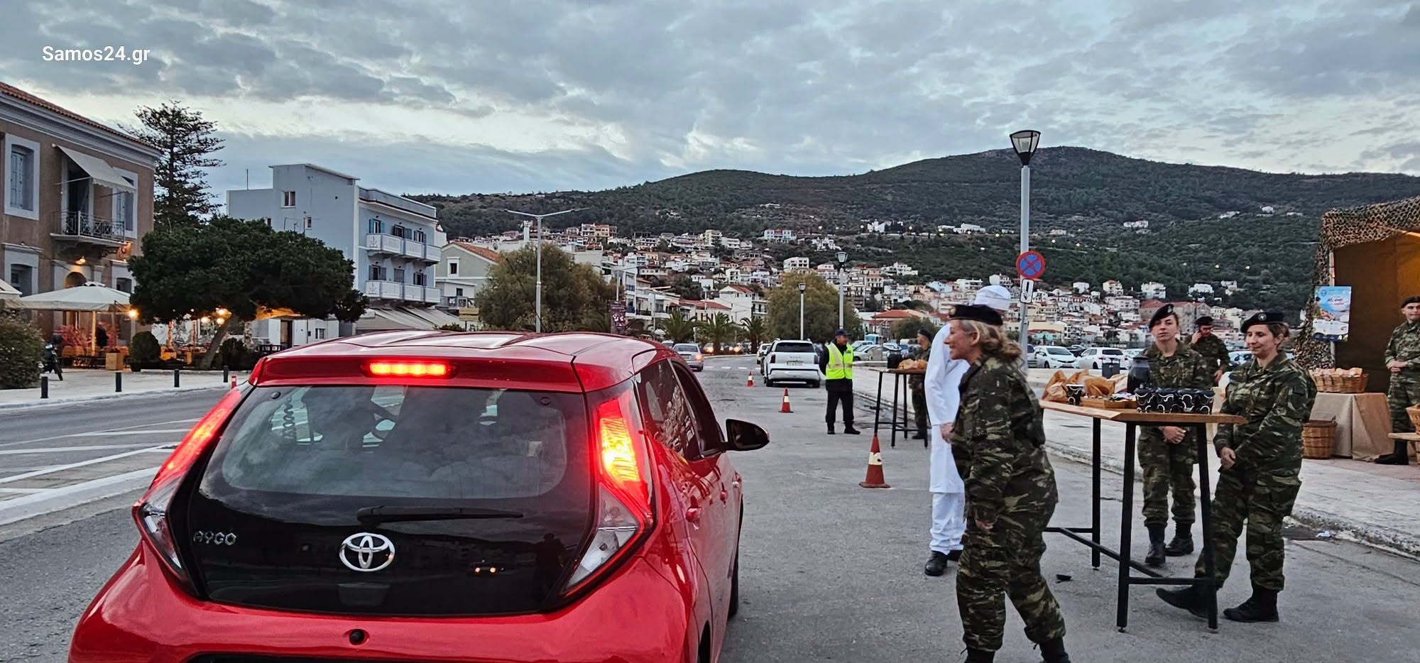 Η 79 ΑΔΤΕ «ΜΥΚΑΛΗ» μοιράζει ψωμί και καφέ στην πλατεία Θεμιστοκλή Σοφούλη για την Παγκόσμια Ημέρα Άρτου