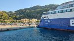 Το Blue Star Myconos δεμένο στο λιμάνι του Καρλοβάσου