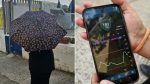 Μητέρα με ομπρέλα έξω από νηπιαγωγείο στη Σάμο και κινητό με την εφαρμογή παρακολούθησης σακχάρου