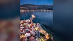 Νυχτερινή αεροφωτογραφία του λιμανιού και του παραλιακού δρόμου της Σάμου
